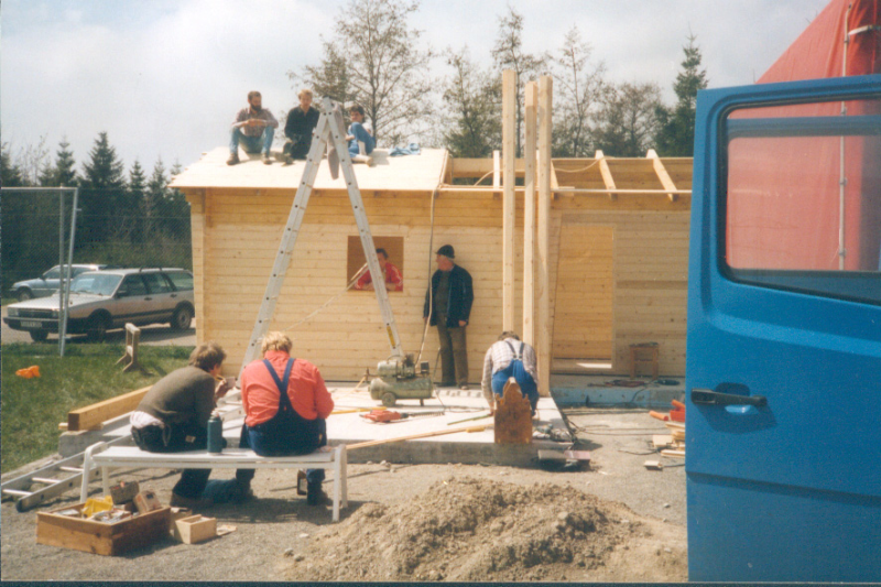 1990: Bau der Tennishütte